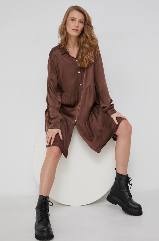 Answear Lab Sukienka casual brązowy 6349.2KR