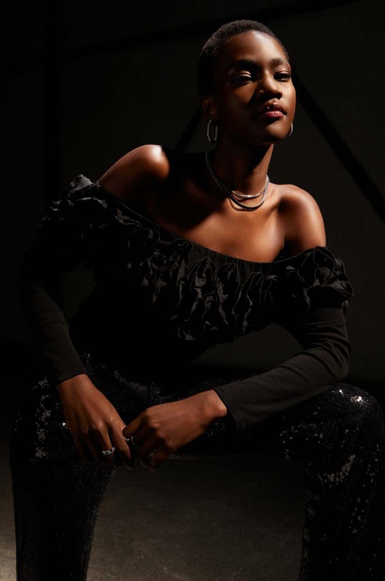 Μπλουζάκι Answear.LAB με ελαστάν μαύρο m2023.js