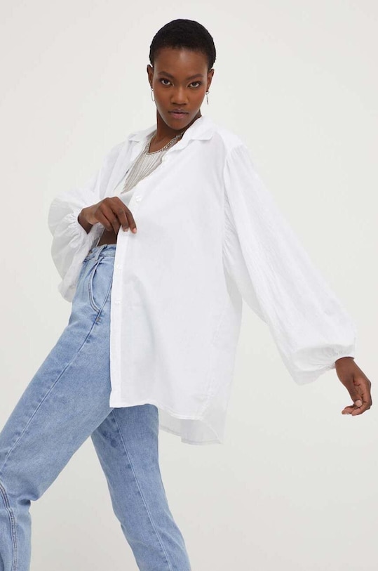 Βαμβακερό πουκάμισο Answear Lab X limited collection SISTERHOOD μακρύ λευκό s22146.w