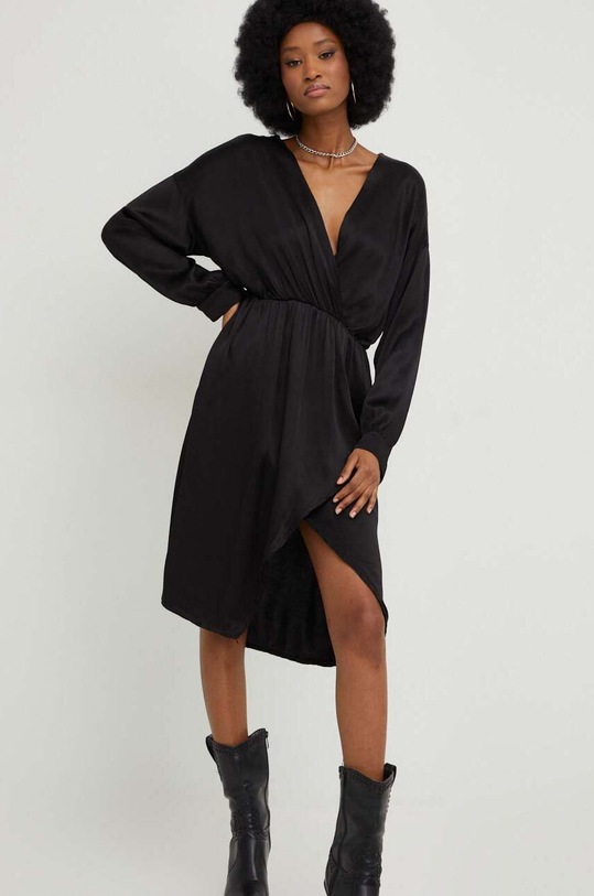 Answear Lab sukienka X kolekcja limitowana SISTERHOOD casual czarny 22418.WK