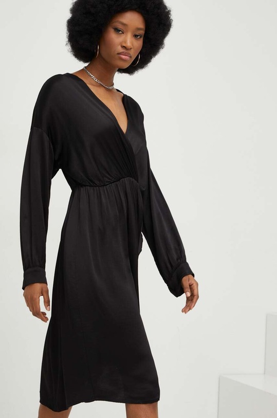 Answear Lab sukienka X kolekcja limitowana SISTERHOOD czarny 22418.WK
