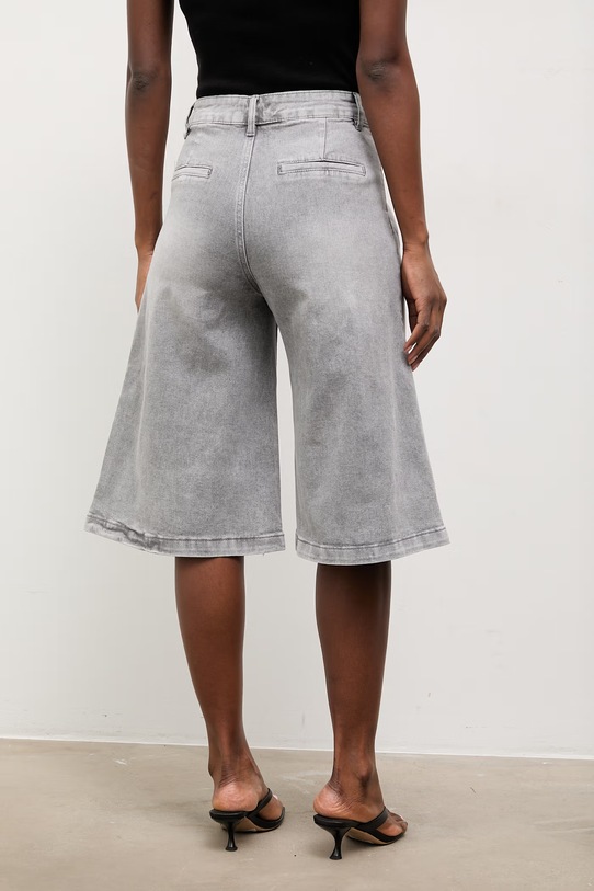 Oblečenie Rifľové krátke nohavice Answear.LAB HM6738.3.fos sivá