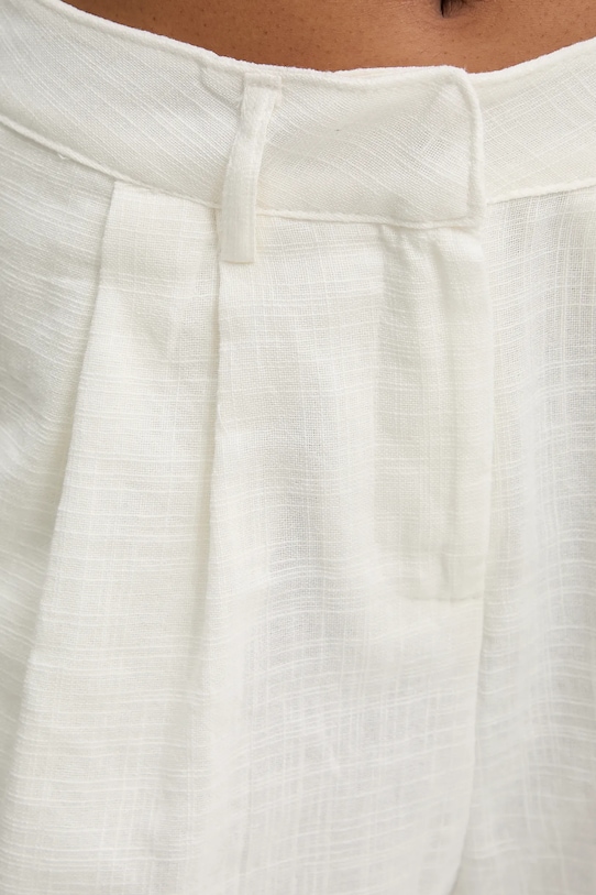 Answear Lab pantaloni scurti din bumbac 10256.tos alb