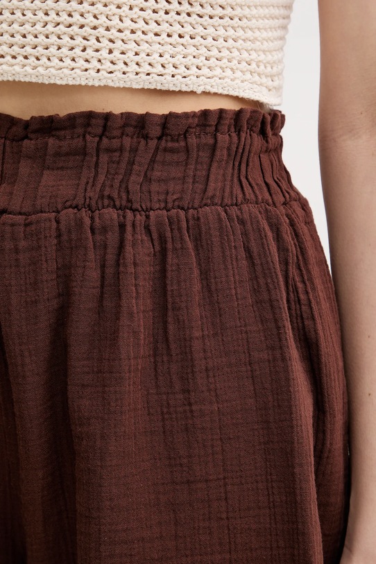 Answear Lab pantaloni scurti maro NB25.1005.tos