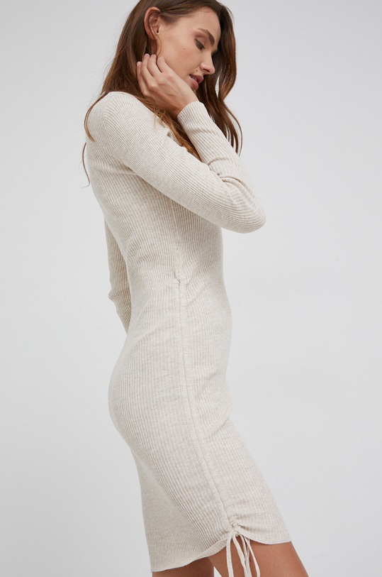 Answear Lab Sukienka z elastanem beżowy 14883.DA