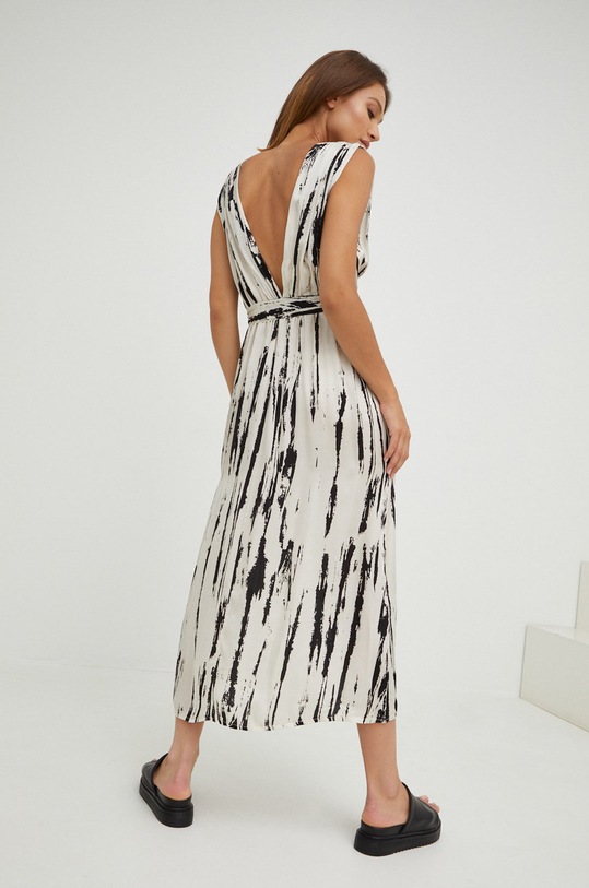 Answear Lab sukienka z jedwabiem Silk Blend
Hand Wash rozkloszowany beżowy G12431w