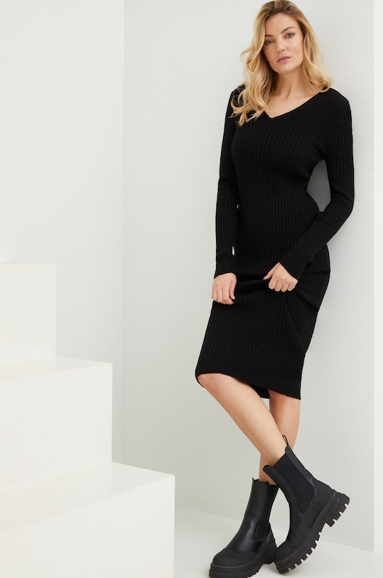 Answear Lab sukienka z elastanem czarny 6200.WK