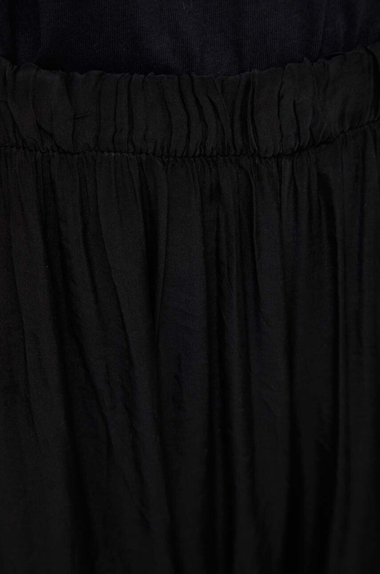 Answear Lab spodnie z jedwabiem czarny 3958.FWK