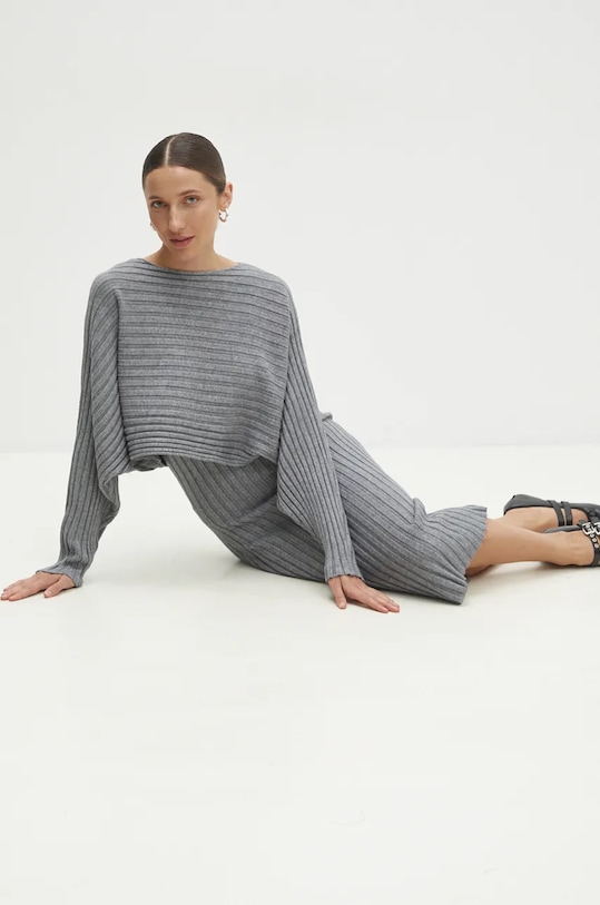 Answear.LAB ruha és pulóver V-nyakú szürke W2059AB.HLK