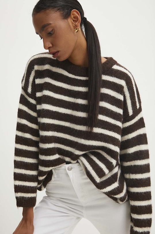 Answear.LAB sweter z wełną okrągły brązowy WF5224.ums