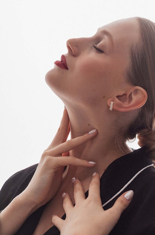 Uhani iz srebra prevlečenega z zlatom ANIA KRUK GLAMOUR zlata SRUKC1152Z