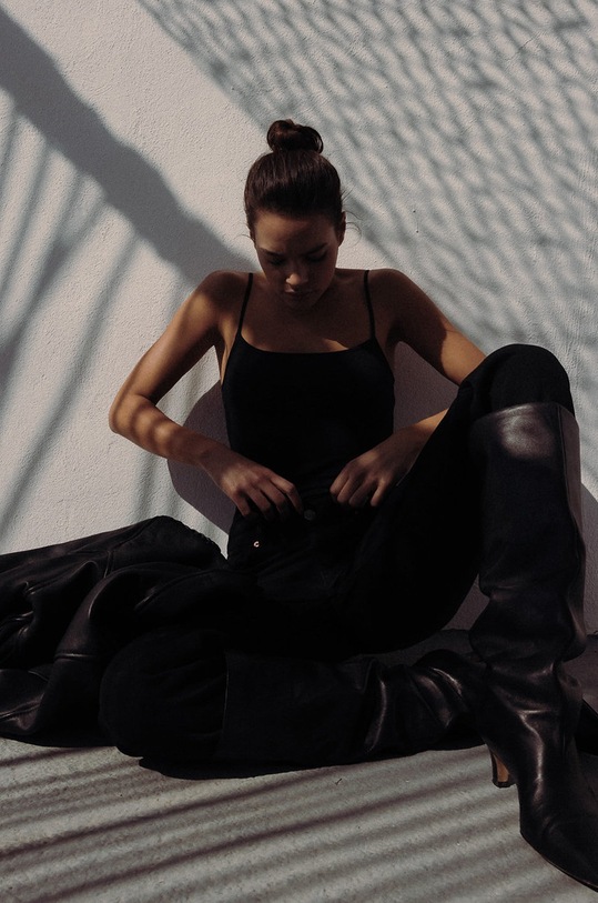 Памучен топ MUUV. Premium Basic koszulka.premium.basic черен ZA00