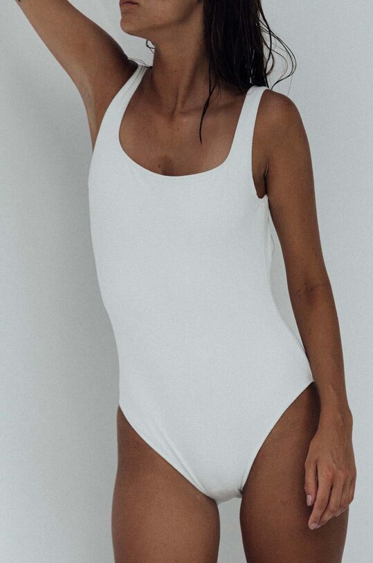 Цял бански MUUV. CLASSIC OPENBACK WAFFLE kostium.OPEN.WAF.coconu бял ZA00