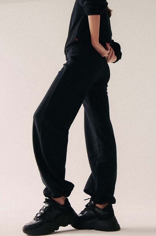 Odzież MUUV. spodnie dresowe bawełniane SUBTLE COTTON spo.SUBTLECOTTON.almond czarny