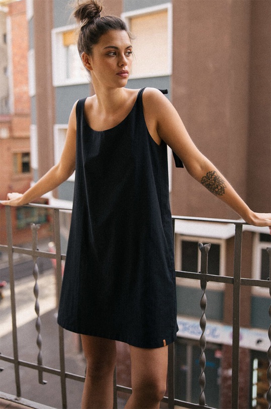 MUUV Sukienka Backless Bow casual czarny sukienka.BACKLESS.BOW