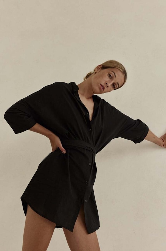 Pamučna haljina MUUV. bez uzorka crna sukie.kr.BEACHSHIRT.bla