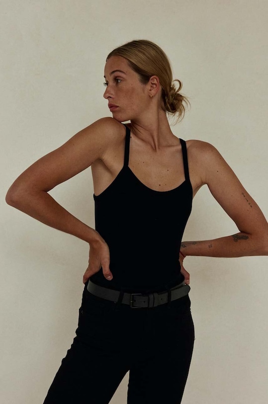 MUUV. Top Light Rib forma V negru koszulka.LIGHT.RIB