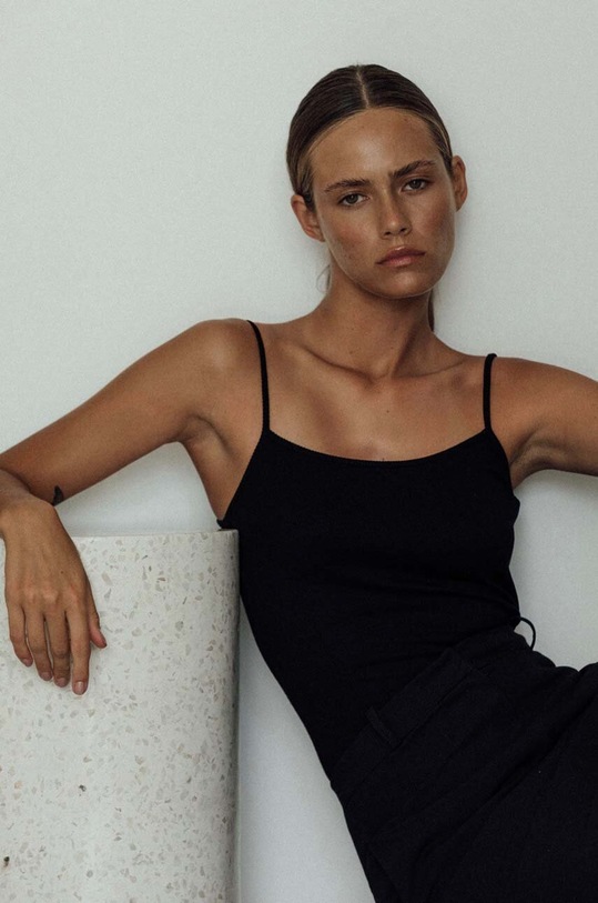 Top MUUV Spaghetti Strap s elastanom čierna koszulka.SPAGHETTI.STRA