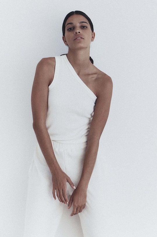 Top s příměsí vlny MUUV. SUIS slim bílá asym.koszulka.SUIS