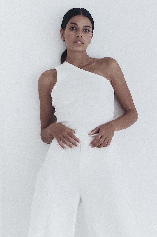 Top s příměsí vlny MUUV. SUIS asym.koszulka.SUIS bílá ZS25