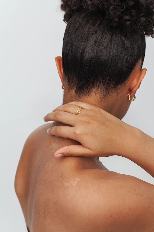 Strieborný pozlátený prsteň ANIA KRUK zlatá SGCPS3080Z