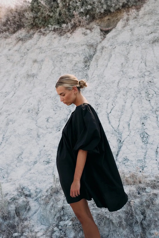 Abbigliamento MUUV. vestito in cotone sukienka.krotka.BUFFLE nero