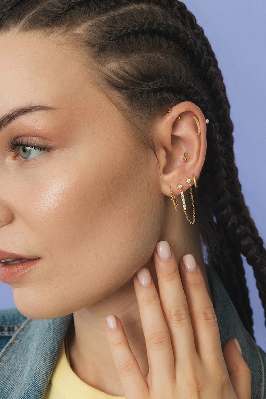 Doplňky ANIA KRUK náušnice dámské z pozlaceného stříbra s Kubickým zirkonem ROCK IT SRUKC3489Z zlatá