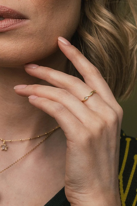 Doplňky ANIA KRUK Prstýnek dámský z pozlaceného stříbra s kubickým zirkonem GLAMOUR SMIPC0662Z zlatá