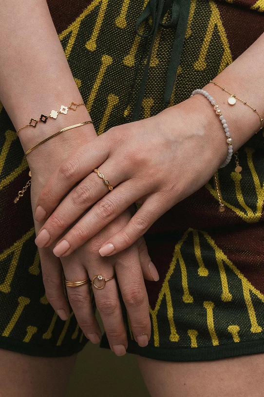 ANIA KRUK Prstýnek dámský z pozlaceného stříbra s kubickým zirkonem GLAMOUR zlatá SMIPC0662Z