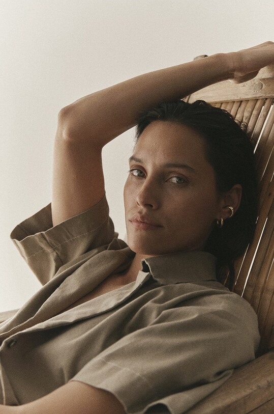 MUUV. koszula z domieszką lnu POCHE z elastanem beżowy koszula.POCHE