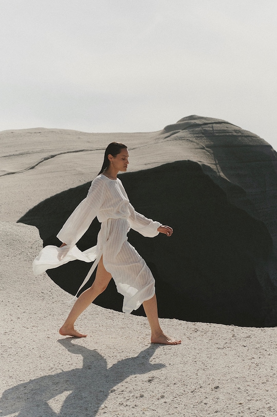 Хлопковое платье MUUV. Aje casual белый sukienka.dluga.AJE