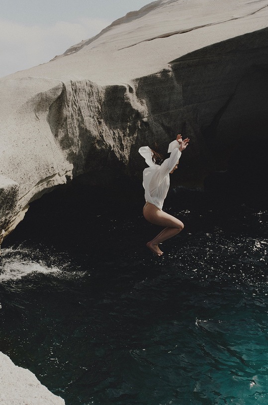 Хлопковое платье MUUV. Aje белый sukienka.dluga.AJE