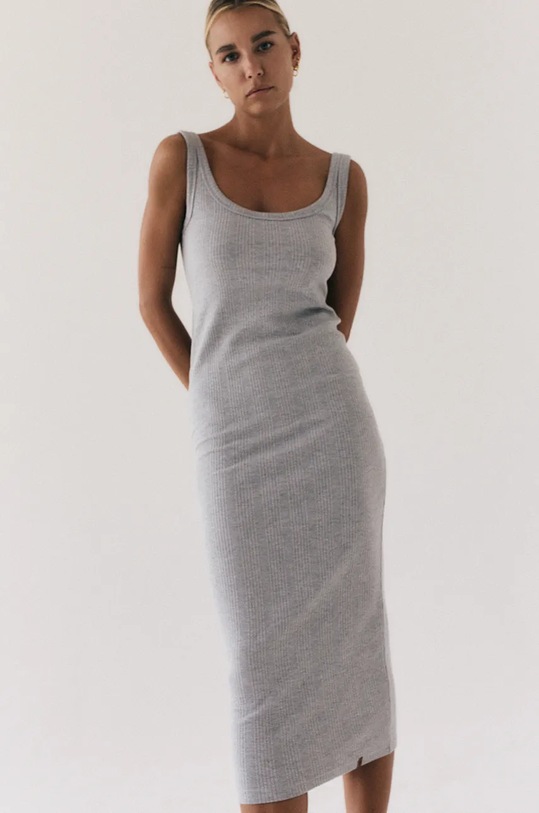 Haljina MUUV. sukienka długa FENDU bez uzorka siva sukienka.dluga.FENDU