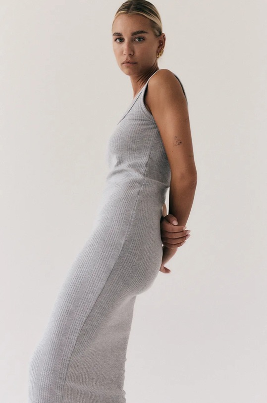 Haljina MUUV. sukienka długa FENDU sukienka.dluga.FENDU siva ZS25