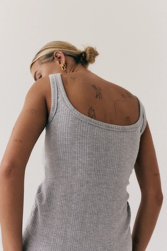 Haljina MUUV. sukienka długa FENDU siva sukienka.dluga.FENDU