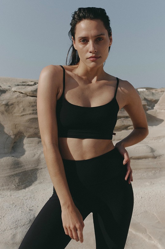 MUUV. top sportowy SOFT SELECTION z elastanem czarny sportowy.top.SOFT