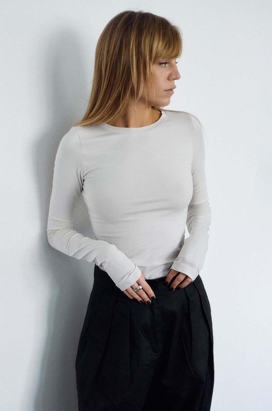 Bavlněné tričko s dlouhým rukávem MUUV. SOUPLE slim béžová longsleeve.slim.fit.SOU