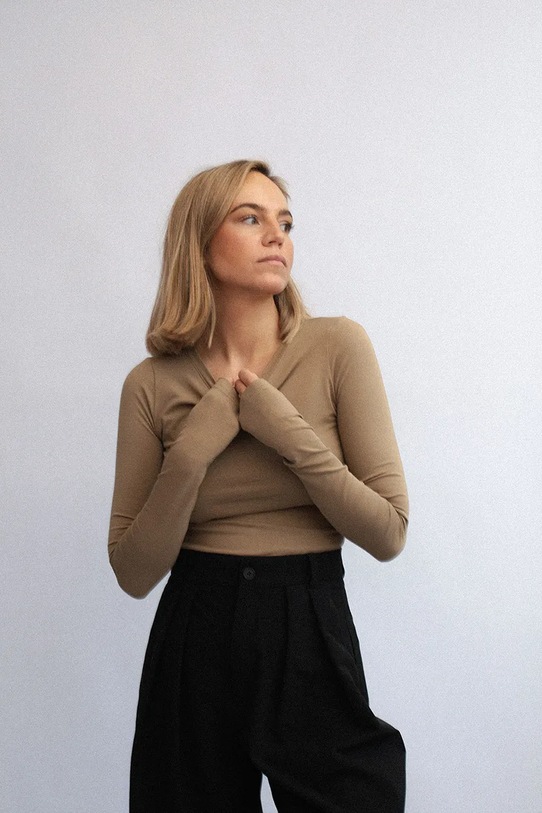 Muuv. longsleeve bawełniany z elastanem SOUPLE longsleeve.slim.fit.SOU brązowy ZS26