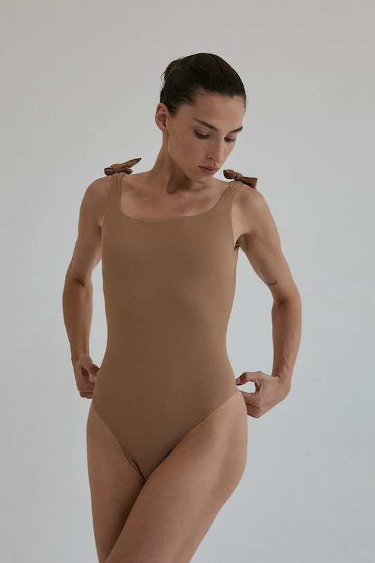 MUUV. jednoczęściowy strój kąpielowy MUY miękka beżowy kost.komp.open.back.MUY