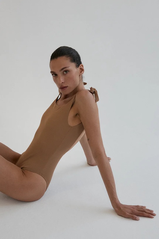 MUUV. jednoczęściowy strój kąpielowy MUY beżowy kost.komp.open.back.MUY