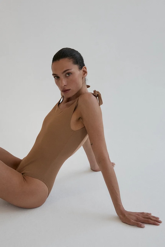 MUUV. jednoczęściowy strój kąpielowy MUY beżowy kost.komp.open.back.MUY