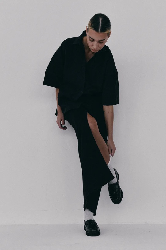 Muuv. spódnica z rozcięciem bawełniana z elastanem NANTES czarny dluga.spodnica.NANTES