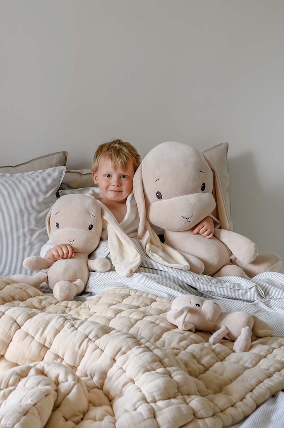 Otroška igrača iz plišastega materiala Effiki bež Krolik.Effik.M.121.11