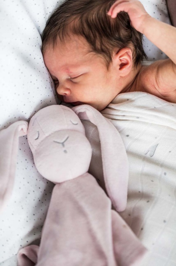 Otroška igrača iz plišastega materiala Effiki roza Doudou.Effik.623