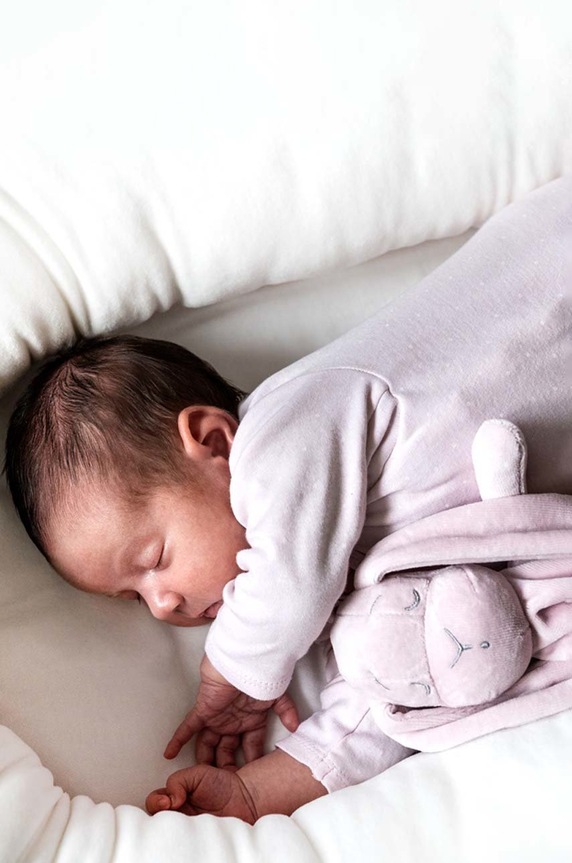 Otroška igrača iz plišastega materiala Effiki roza Doudou.Effik.623