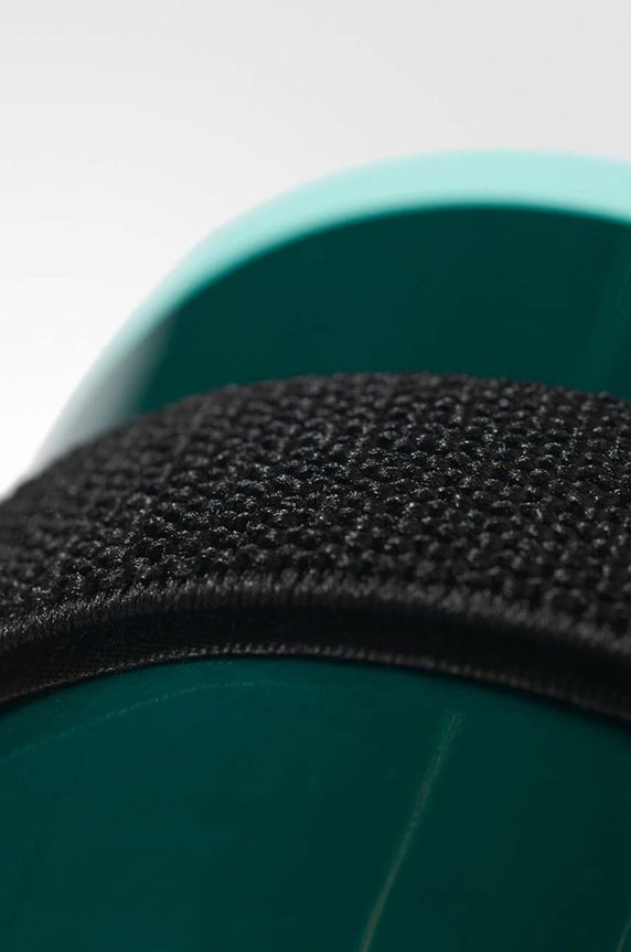 Akcesoria adidas ochraniacze piłkarskie AP7042 czarny