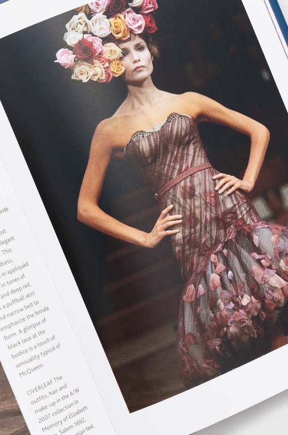 Welbeck Publishing Group książka Little Book of Alexander McQueen, Karen Homer 9781847961006 multicolor AA00