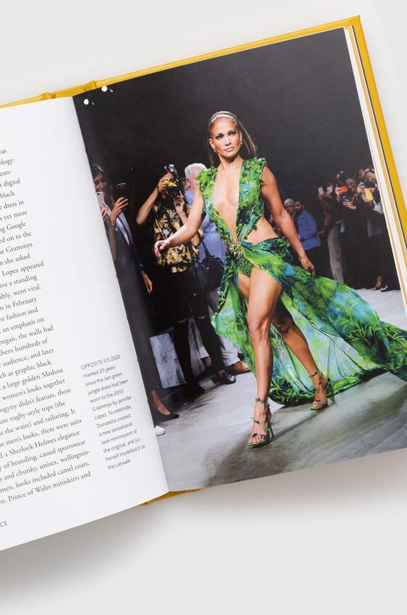 Knížka Welbeck Publishing Group Little Book of Versace, Laia Farran Graves 9781802792638 vícebarevná AA00