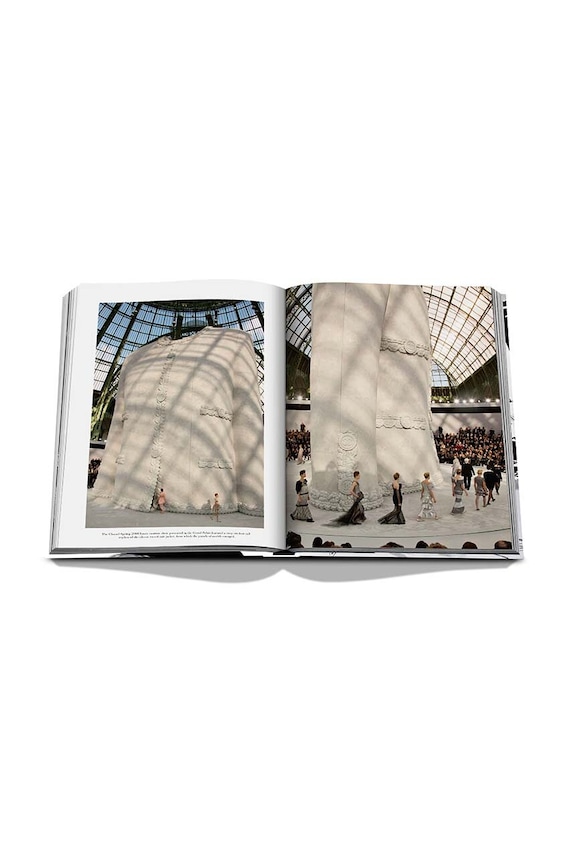 Assouline książka Chanel: The Legend of an Icon by Alexander Fury, English 9781649803443