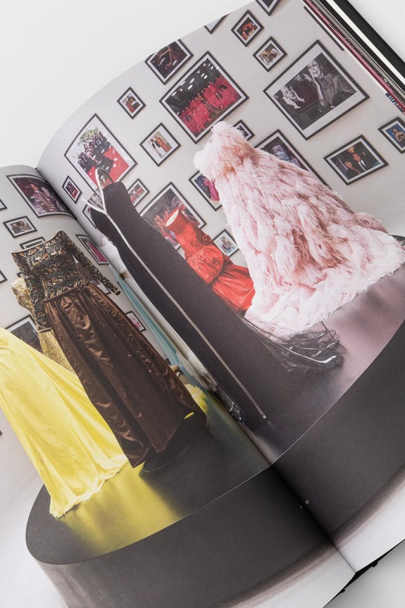 home & lifestyle książka Forever Valentino by Alexander Fury, English 9788836654499 czarny AA00